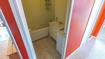 Apartment | Bilik Mandi | Tab mandi, pengering rambut, tuala disediakan, syampu