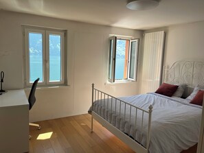 Een strijkplank/strijkijzer, wifi, beddengoed