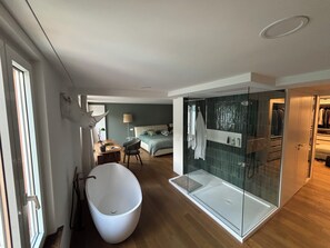 Shower, bidet, towels, soap - Unique lake house in gorgeous Gandria (Lugano)