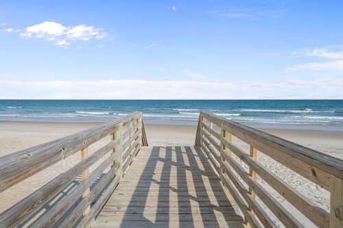 Bird’s Nest | Ocean View Condo w/ Balcony