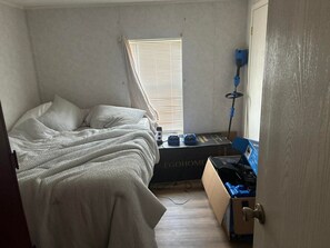 3 bedrooms, bed sheets - Serene 3-bedroom mobile home with AC in Lake Charles (Lake Charles)