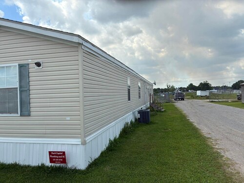Serene 3-bedroom mobile home with AC in Lake Charles