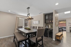 Dining - New listing special! 5 min to beach, fire pit and hot tub (San Diego)