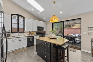 Fridge, microwave, oven, stovetop - New listing special! 5 min to beach, fire pit and hot tub (San Diego)