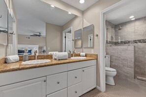 Shower, hair dryer, towels, soap - New listing special! 5 min to beach, fire pit and hot tub (San Diego)