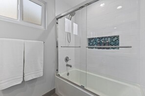 Een douche, een haardroger, handdoeken, zeep