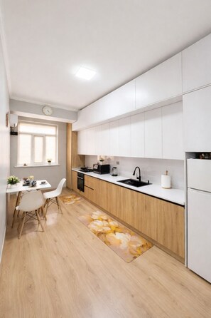 Fridge, microwave, oven, stovetop - Modern Oasis: Apartment Near Old City (Bukhara)