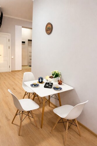 Modern Oasis: Apartment Near Old City
