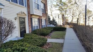 A residential street with houses, a sidewalk, and trimmed hedges. - Spacious 3BR | Perfect for July Visitors (Newark)