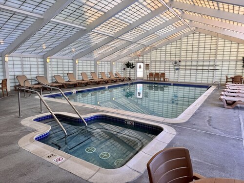 Affordable Studio  White Mtn Hiking Base  Pool, River & Full Kitchen