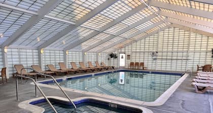 Affordable Studio White Mtn Hiking Base Pool, River & Full Kitchen