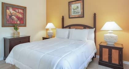 Beautiful condo walking distance to the beach, shops and restaurants