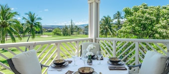  Beautiful condo walking distance to the beach, shops and restaurants