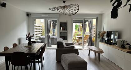 A family escape among meadows, birds and gardens