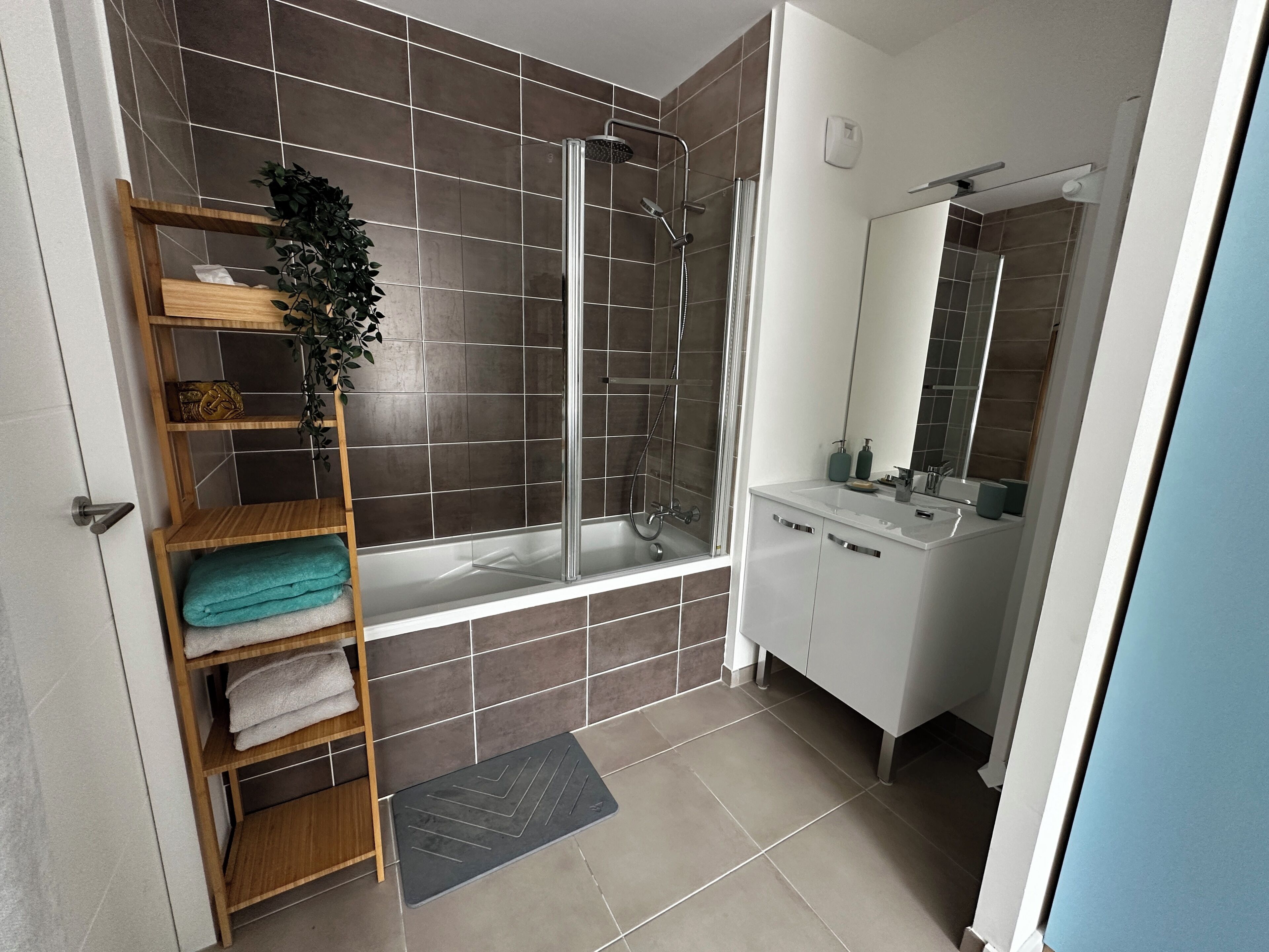 Douche, serviettes fournies, savon, papier toilette