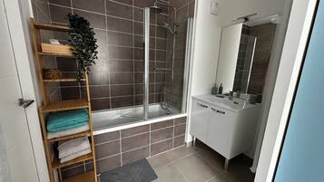 Douche, serviettes fournies, savon, papier toilette