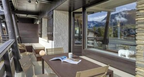 Outdoor dining - Charming apartment in the heart of Megève with terrace and mountain view (Combloux)