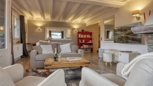 Una sala de estar acogedora con un sofá, una mesita de centro y una chimenea.