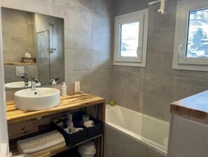 Shower, hair dryer, towels, soap - Charming apartment in the heart of Megève with terrace and mountain view (Combloux)