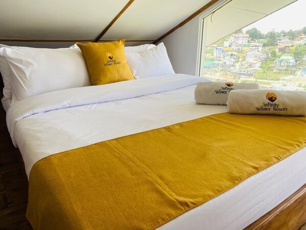 Habitación cuádruple Deluxe, balcón, vista a la montaña | Espacio para trabajar con laptop y wifi gratis 