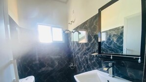 Ein Badezimmer mit Waschbecken, Toilette und Dusche.