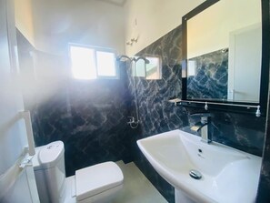 Deluxe Double or Twin Room, Balcony, Mountain View | Bathroom - Infinity Winter Resort (Nuwara Eliya)