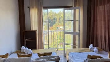 Deluxe-Vierbettzimmer, Balkon, Meerblick | Laptopgeeigneter Arbeitsplatz, kostenloses WLAN