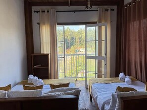 Neljän hengen deluxe-huone, parveke, valtamerinäköala | Kannettavalle tietokoneelle sopiva työtila, ilmainen Wi-Fi
