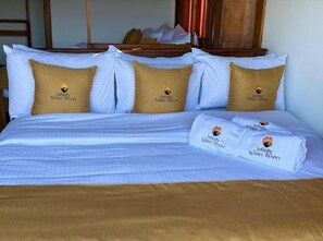 Habitación cuádruple Deluxe, balcón, vista al océano | Espacio para trabajar con laptop y wifi gratis 