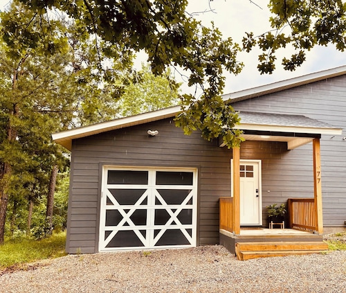 Deluxe Country Cabin - Pet Friendly 