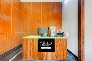Una recepción con un letrero que dice 'Colección' y 'Servicio de la empresa'.