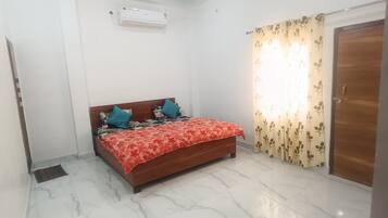 5 bedrooms, iron/ironing board, Internet