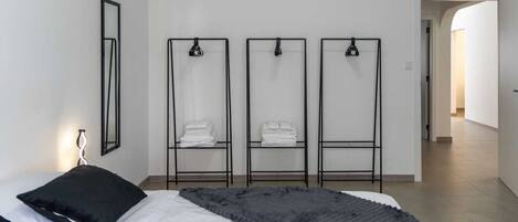 4 quartos, ferros/tábuas de passar roupa, berço de viagem