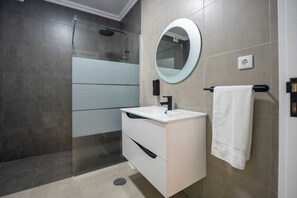 Chuveiro, secador de cabelo, bidê, toalhas de banho