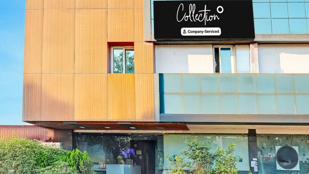 Un edificio moderno con un letrero que dice 'Collection Company-Serviced'.
