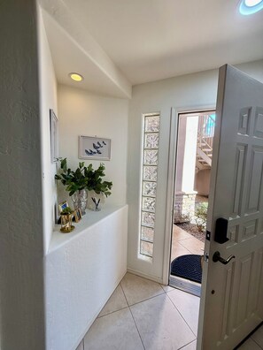 Interior - Sunny cute first floor North Scottsdale 2-bedroom condo with AC , pool & parking (Scottsdale)