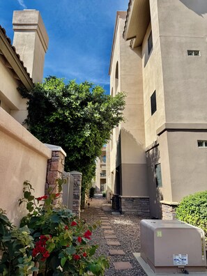 Property grounds - Sunny cute first floor North Scottsdale 2-bedroom condo with AC , pool & parking (Scottsdale)