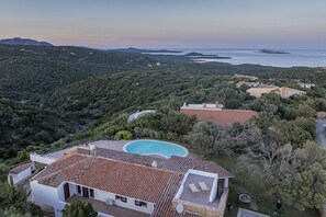 Exterior - Villa Junia by Klodge, pool & seaview in San Pantaleo (San Pantaleo)