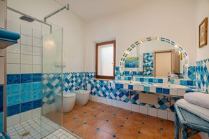Shower, hair dryer, bidet, towels - Villa Junia by Klodge, pool & seaview in San Pantaleo (San Pantaleo)