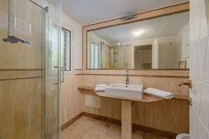Douche, sèche-cheveux, bidet, serviettes fournies