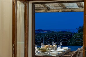 Outdoor dining - Villa Junia by Klodge, pool & seaview in San Pantaleo (San Pantaleo)