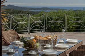 Outdoor dining - Villa Junia by Klodge, pool & seaview in San Pantaleo (San Pantaleo)