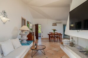 TV - Villa Junia by Klodge, pool & seaview in San Pantaleo (San Pantaleo)