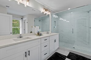 Shower, hair dryer, towels, soap - Cozy Modern Escape with Grill & Backyard Space (Atlanta)