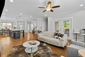TV, fireplace, books - Cozy Modern Escape with Grill & Backyard Space (Atlanta)