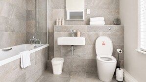 Ein modernes Badezimmer mit Dusche, Badewanne, Waschbecken und Toilette.