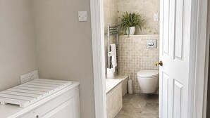 Ein Badezimmer mit Toilette, Waschbecken und Duschbereich.