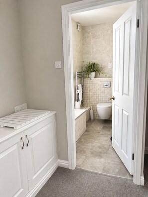 Ein Badezimmer mit Toilette, Waschbecken und Duschbereich.