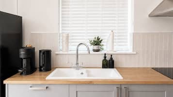 Coffee/tea maker, fridge, microwave, oven