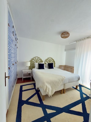 3 bedrooms, internet, bed sheets